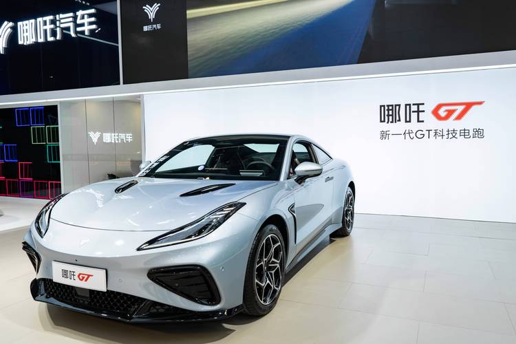 深圳240哪吒汽车在智能汽车领域的表现，领途汽车在新能源汽车市场中的影响力